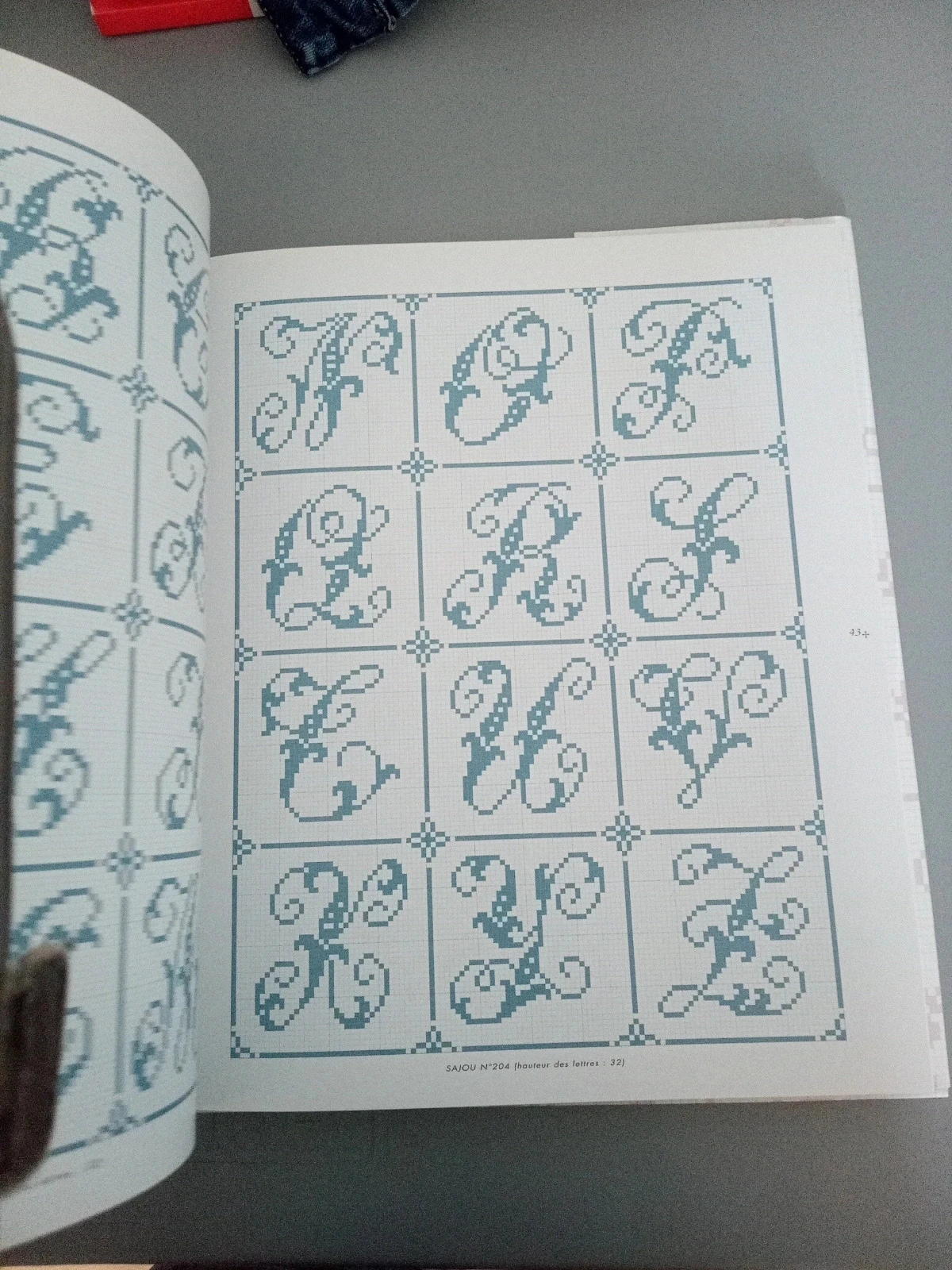 Boek "Alphabets Anciens à broder au point de croix" - Véronique Maillard – photo 8